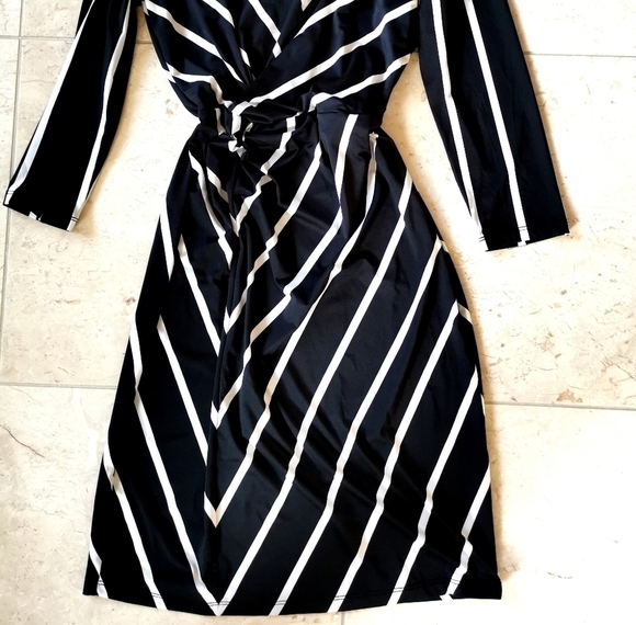 Faux wraparound dress slimming black white dress 3/4 sleeve - Picture 6 of 12